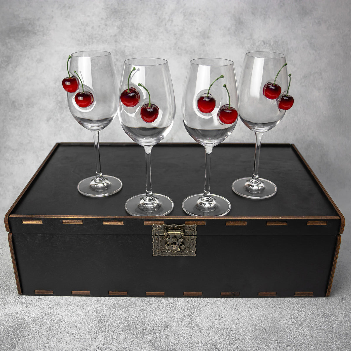 Geschenkset — 4 handgefertigte Weingläser mit Kirsch-Einsätzen