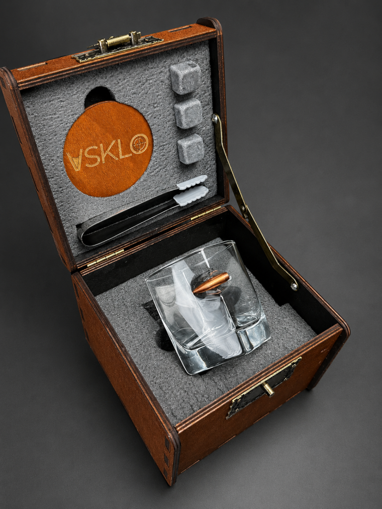 A refined VSKLO piece with handcrafted character, premium presentation, and thoughtful details for a memorable gift.