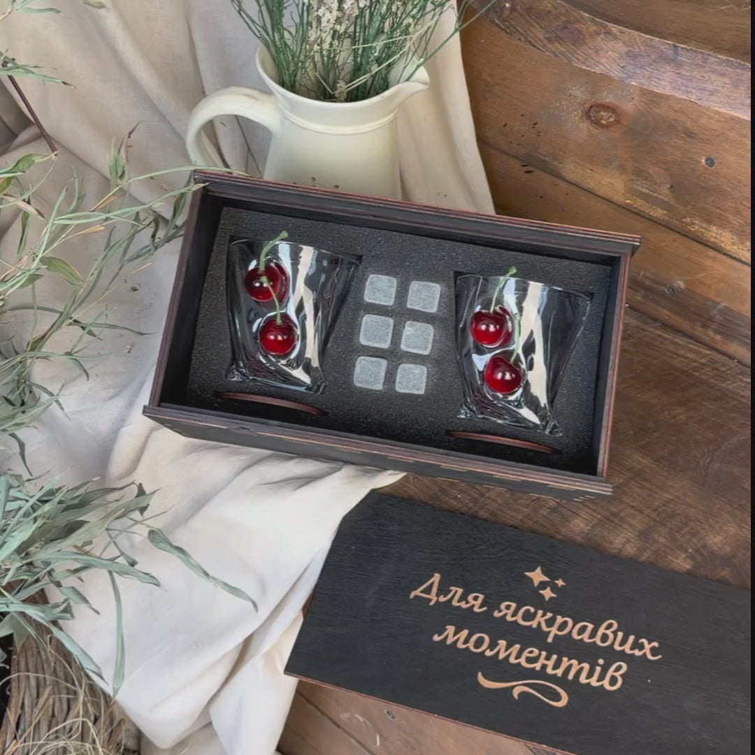 Set of 2 crystal glasses (with Cherry Inserts)